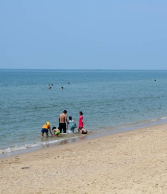 Phan Thiet, Vietnam - 30 Nisan 2016. İnsanlar Phan Thiet, Vietnam 'da güneşli bir günde sahilde eğleniyorlar. Phan Thiet, güneyde birçok lüks tatil köyü olan ünlü bir sahil kentidir..