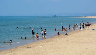 Phan Thiet, Vietnam - 30 Nisan 2016. İnsanlar Phan Thiet, Vietnam 'da güneşli bir günde sahilde eğleniyorlar. Phan Thiet, güneyde birçok lüks tatil köyü olan ünlü bir sahil kentidir..