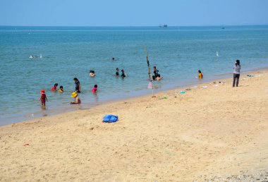 Phan Thiet, Vietnam - 30 Nisan 2016. İnsanlar Phan Thiet, Vietnam 'da güneşli bir günde sahilde eğleniyorlar. Phan Thiet, güneyde birçok lüks tatil köyü olan ünlü bir sahil kentidir..