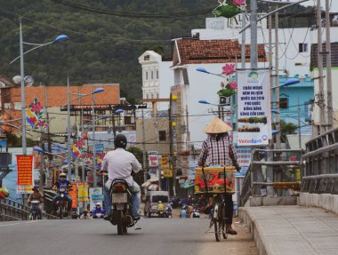 Phan Thiet, Vietnam - 30 Nisan 2016. Phan Thiet Caddesi, Vietnam. Phan Thiet, güneyde birçok lüks tatil köyü olan ünlü bir sahil kentidir..