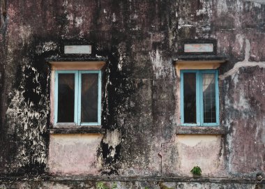 Eski kasaba Phu Quoc, Vietnam 'daki antik evin ahşap penceresi..