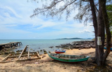 Phu Quoc, Vietnam - 10 Mayıs 2016. Phu Quoc Adası, Vietnam 'da terk edilmiş bir iskele. Phu Quoc güzel plajları ve çeşitli ekolojik koruma parklarıyla ünlüdür..