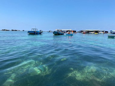 Phu Quy Adası, Vietnam 'daki güzel mavi deniz. Phu Quy güzel plajları ve çeşitli ekolojik koruma parklarıyla ünlüdür..