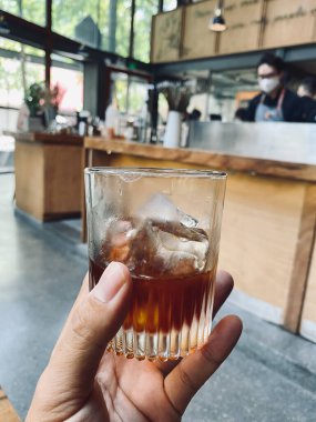 Lüks restoranda kahvaltı için bir fincan buzlu kahve..