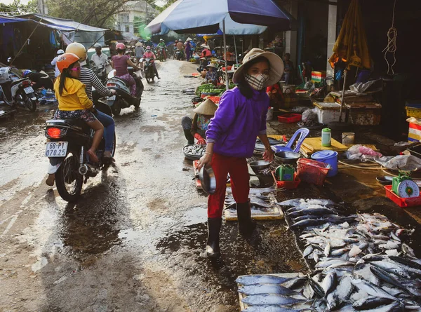 Phu Quoc Vietnam Maggio 2016 Venditore Che Vende Pesce Mercato — Foto Stock