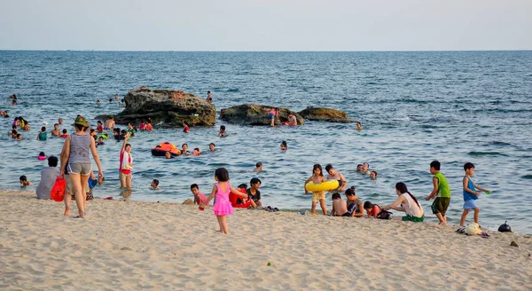Που Κουόκ Βιετνάμ Μαΐου 2016 Άνθρωποι Απολαμβάνουν Στην Παραλία Στο — Φωτογραφία Αρχείου