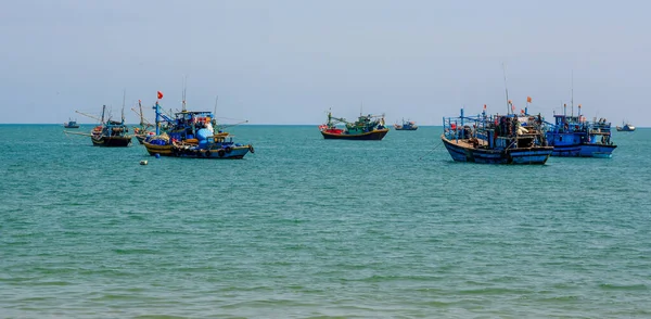 Kalastusveneet Sinisellä Merellä Phan Thietissä Vietnamissa Phan Thiet Kuuluisa Rantalomakeskus — kuvapankkivalokuva