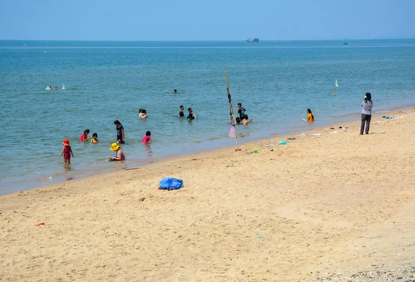 Phan Thiet Vietnam April 2016 Orang Orang Menikmati Pantai Hari — Stok Foto