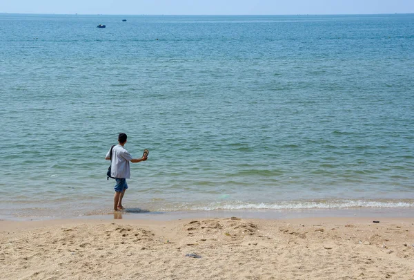 Jonge Aziatische Man Loopt Het Strand Phan Thiet Vietnam Phan Stockfoto