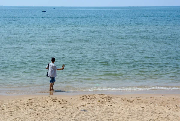 Pemuda Asia Berjalan Pantai Phan Thiet Vietnam Phan Thiet Adalah Stok Foto