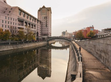 Moskova, Rusya - 3 Ekim 2016. Moskova, Rusya şehir manzarası. Moskova, Rusya 'nın batısındaki Moskva Nehri üzerinde kozmopolit bir başkenttir..