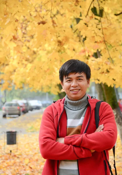 Genç Asyalı Adam Moskova Rusya Sonbahar Manzarasının Tadını Çıkarıyor — Stok fotoğraf