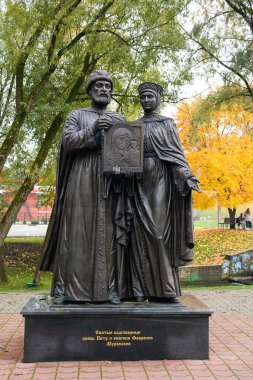 Suzdal, Rusya - 3 Ekim 2016. Rusya 'nın Suzdal Town kentindeki sonbahar parkında bir anıt. Suzdal, 12. yüzyılda eski Rus prensliğinin ana kasabasıdır..