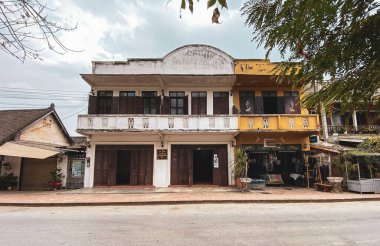 Luang İfadesi, Laos - 3 Şubat 2020. Laos, Luang Phrabang 'daki antik kasabanın mimarisi. Şehir, 1975 yılına kadar binlerce yıl Laos krallığının başkentiydi..