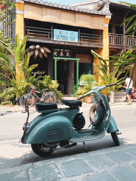 Hoi Vietnam Mar 2020 Una Vespa Hoi Una Antigua Ciudad — Foto de Stock