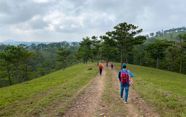 Dalat Vietnam May 2020 People Trekking Trail Leading Grassy Hill — Stock Photo, Image