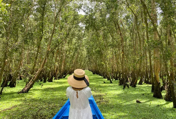 Mujer Pie Barco Que Selva Tropical Delta Del Mekong Vietnam Imágenes De Stock Sin Royalties Gratis