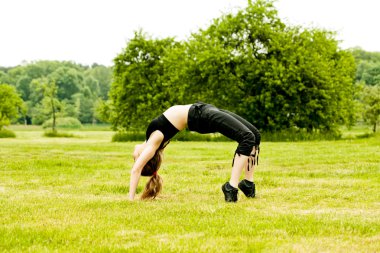 güzel bir kadın parkta egzersiz