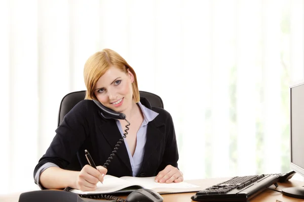 Bizneswoman w biurze — Zdjęcie stockowe