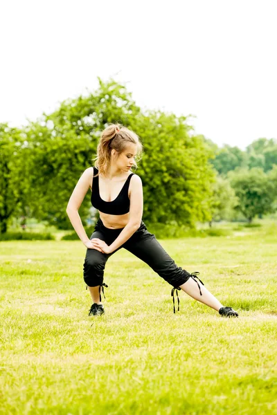 Güzel bir kadın parkta egzersiz — Stok fotoğraf