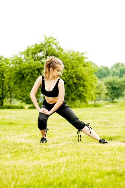 Schöne Frau beim Sport im Park — Stockfoto