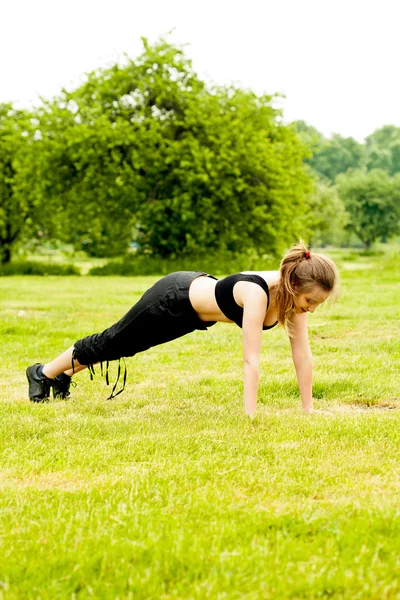 Mulher bonita se exercitando no parque — Fotografia de Stock