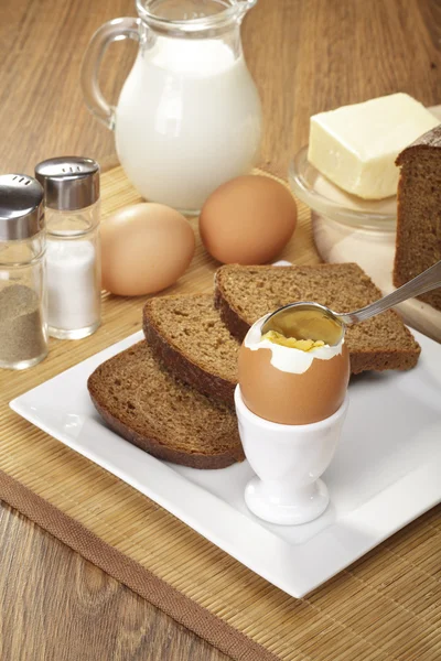 Desayuno con pan integral, mermelada y leche o zumo de naranja —  Fotos de Stock