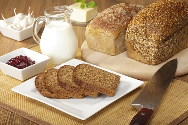 Snídaně s celozrnného chleba, jam a mléko nebo džus — Stock fotografie