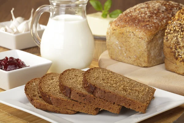Snídaně s celozrnného chleba, jam a mléko nebo džus — Stock fotografie