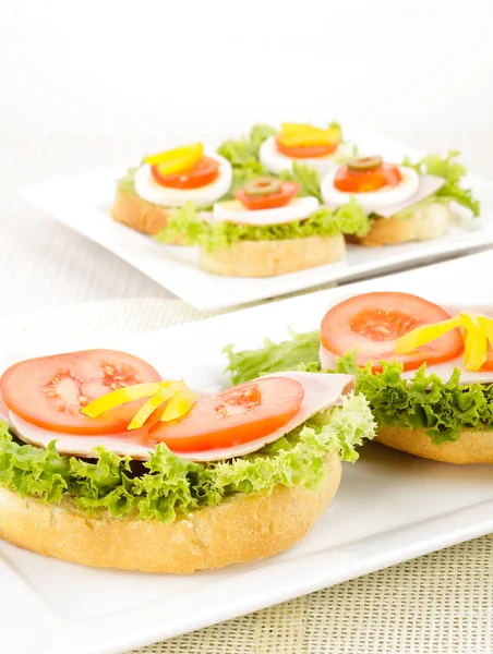 Delizioso panino con prosciutto — Foto Stock