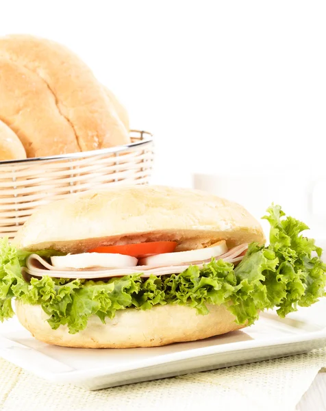 Delicioso sándwich con jamón — Foto de Stock