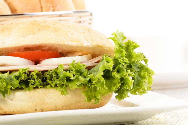 Delizioso panino con prosciutto — Foto Stock