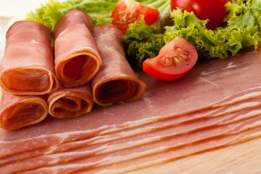tütsülenmiş jambon rulolar