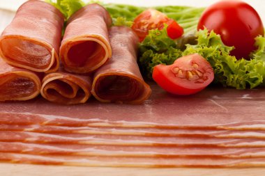 tütsülenmiş jambon rulolar