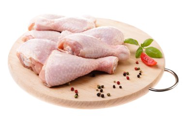 ahşap üzerine çiğ tavuk budu