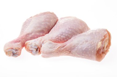 Çiğ tavuk bacağı.