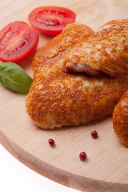 Baharat ile çiğ tavuk kanatları