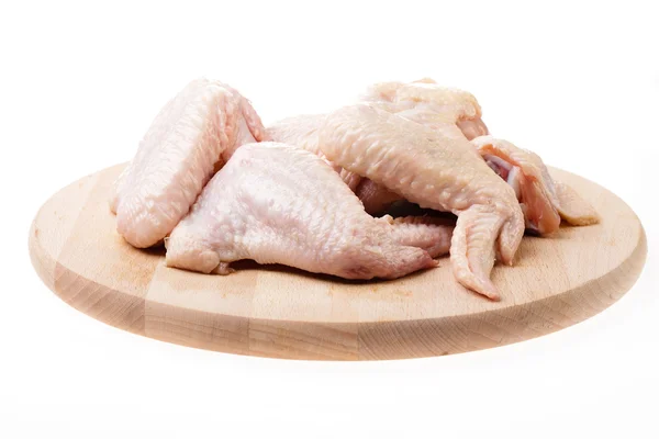 Ailes de poulet crues sur bois — Photo