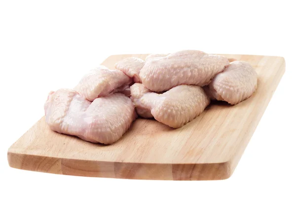 Ailes de poulet crues sur bois — Photo