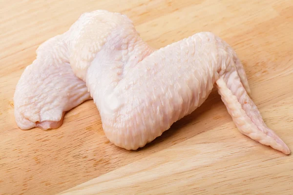 Raw chicken wings on wood — Stock Photo, Image