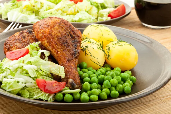 Roasted chicken legs with young potatoes — Stock Photo, Image