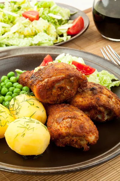 Pernas de frango assadas com batatas jovens — Fotografia de Stock