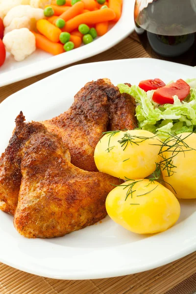 Roasted chicken wings with young potatoes — Stock Photo, Image