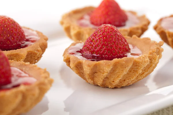 Muffins kakor med jordgubbar — Stockfoto