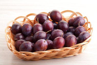 sepet içinde taze Erik