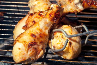 Izgarada kızarmış tavuk.