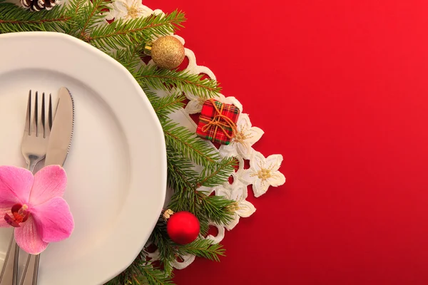 Christmas place setting with ribbon and christmas decorations — Stock Photo, Image