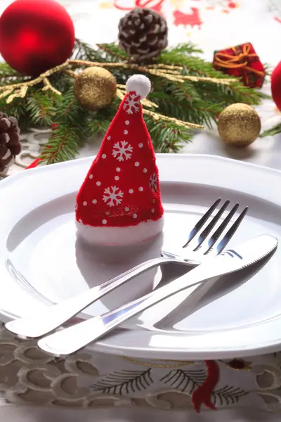 Christmas place setting with ribbon and christmas decorations — Stock Photo, Image