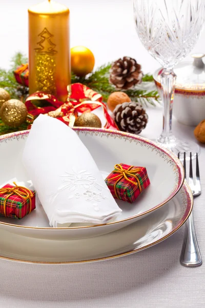 Christmas place setting with ribbon and christmas decorations — Stock Photo, Image