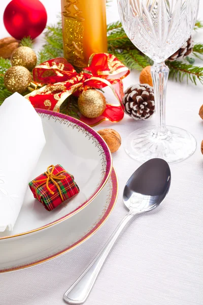 Christmas place setting with ribbon and christmas decorations — Stock Photo, Image